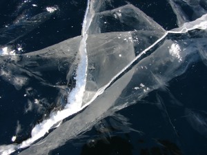 прозрачный лед в бездну трещины